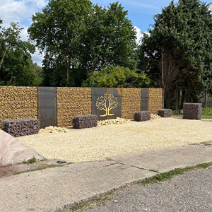 Clôture décorative avec gabions, panneaux béton et motif arbre en métal