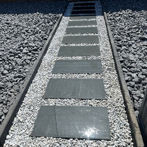 Chemin de jardin en pas japonais sur graviers décoratifs